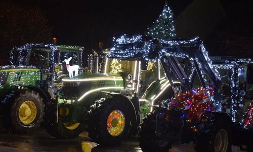 Lenyűgöző karácsonyi traktoros felvonulás Veresegyházon december 3-án