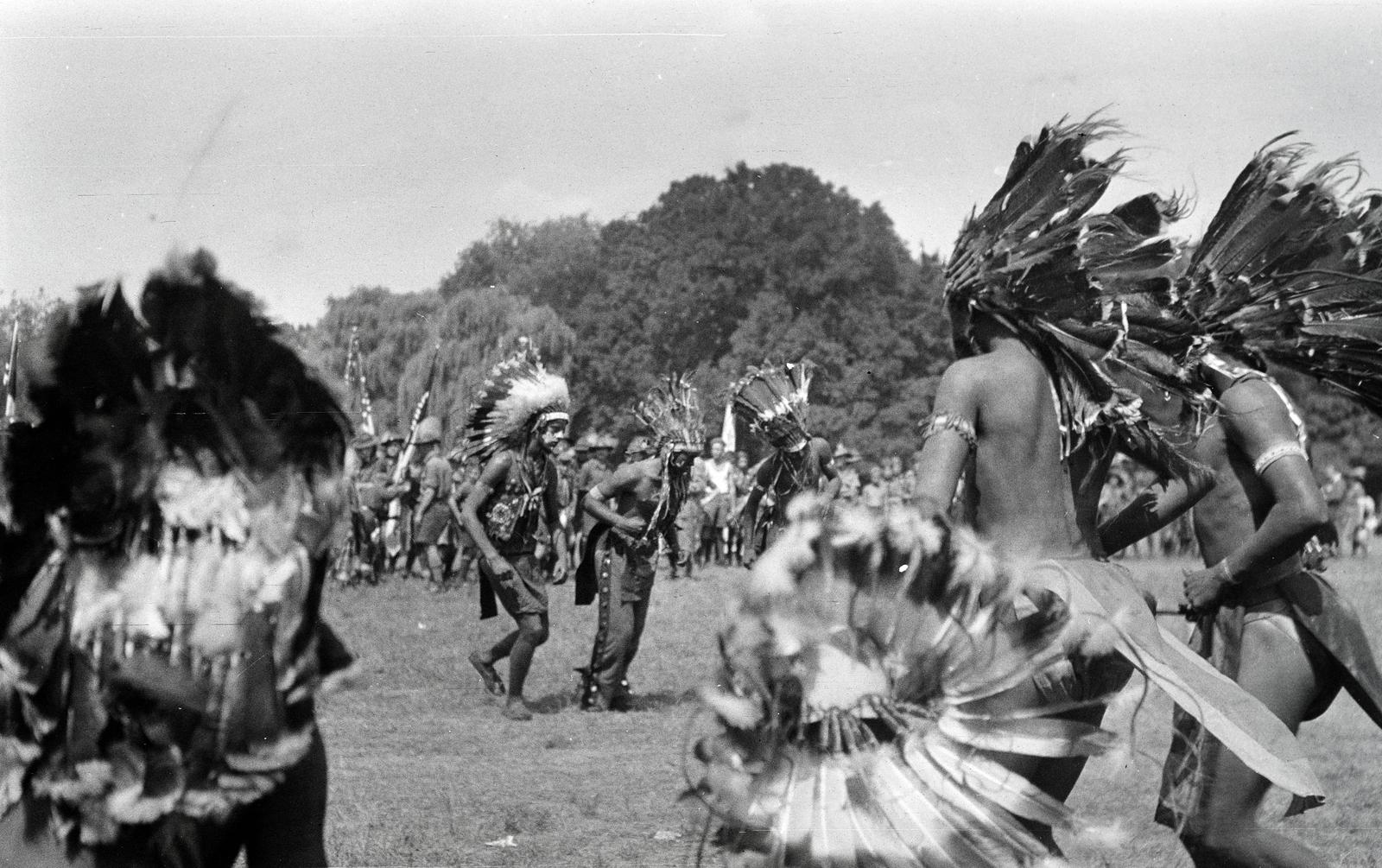 4. Nemzetközi Cserkész Világtalálkozó (Jamboree). Az amerikai cserkészek indián nagy haditánca, melynek végeztével az indiánfőnökök Teleki Pál grófot tiszteletbeli indiánfőnökké választották és egy nagy magyar nemzetiszínű tollbokrétával ajándékozták meg, melyet rögtön a fejére tettek.